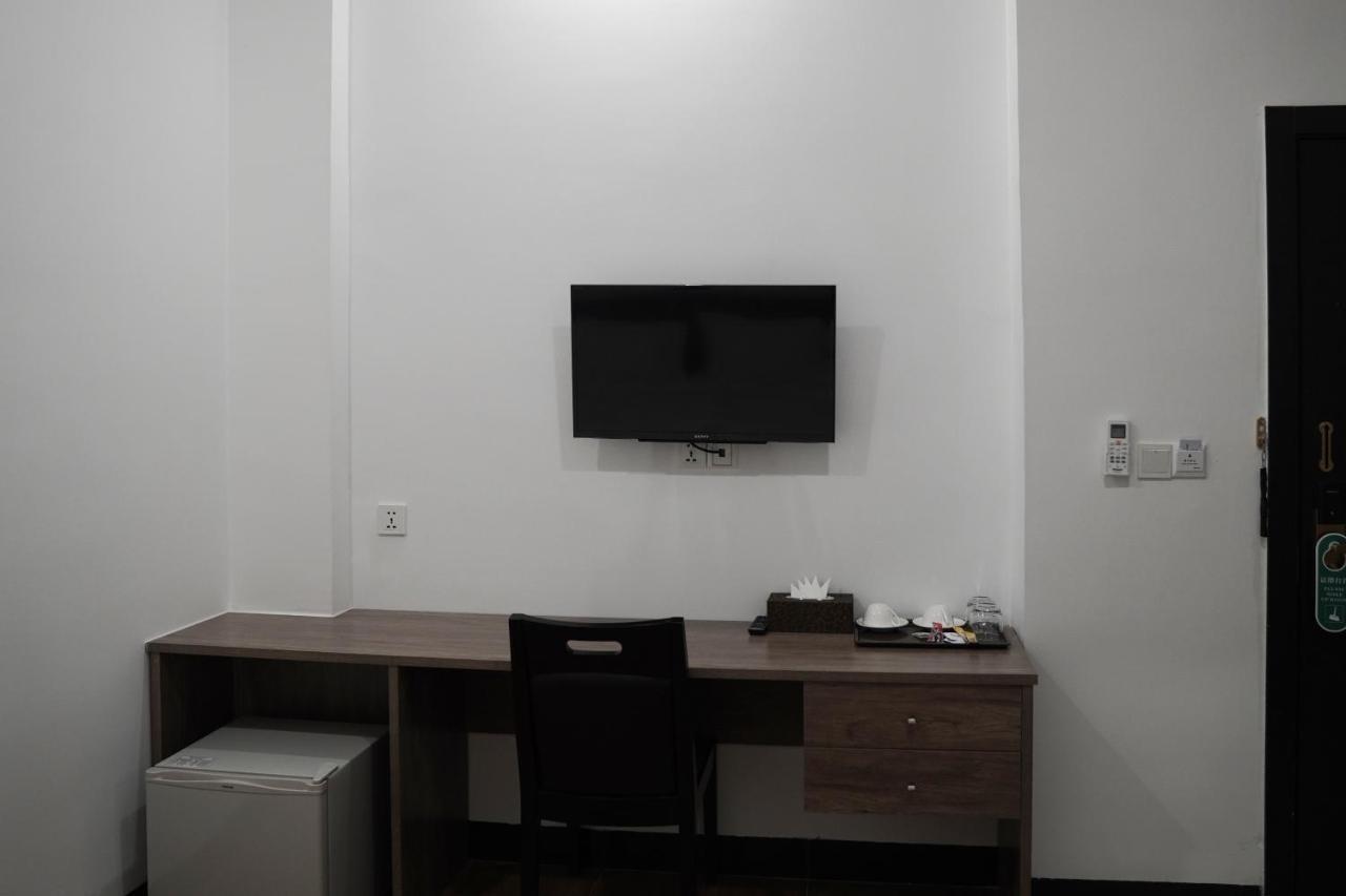 Apple Hotel Three - Near Pnh Airport Phnom Penh Exterior foto