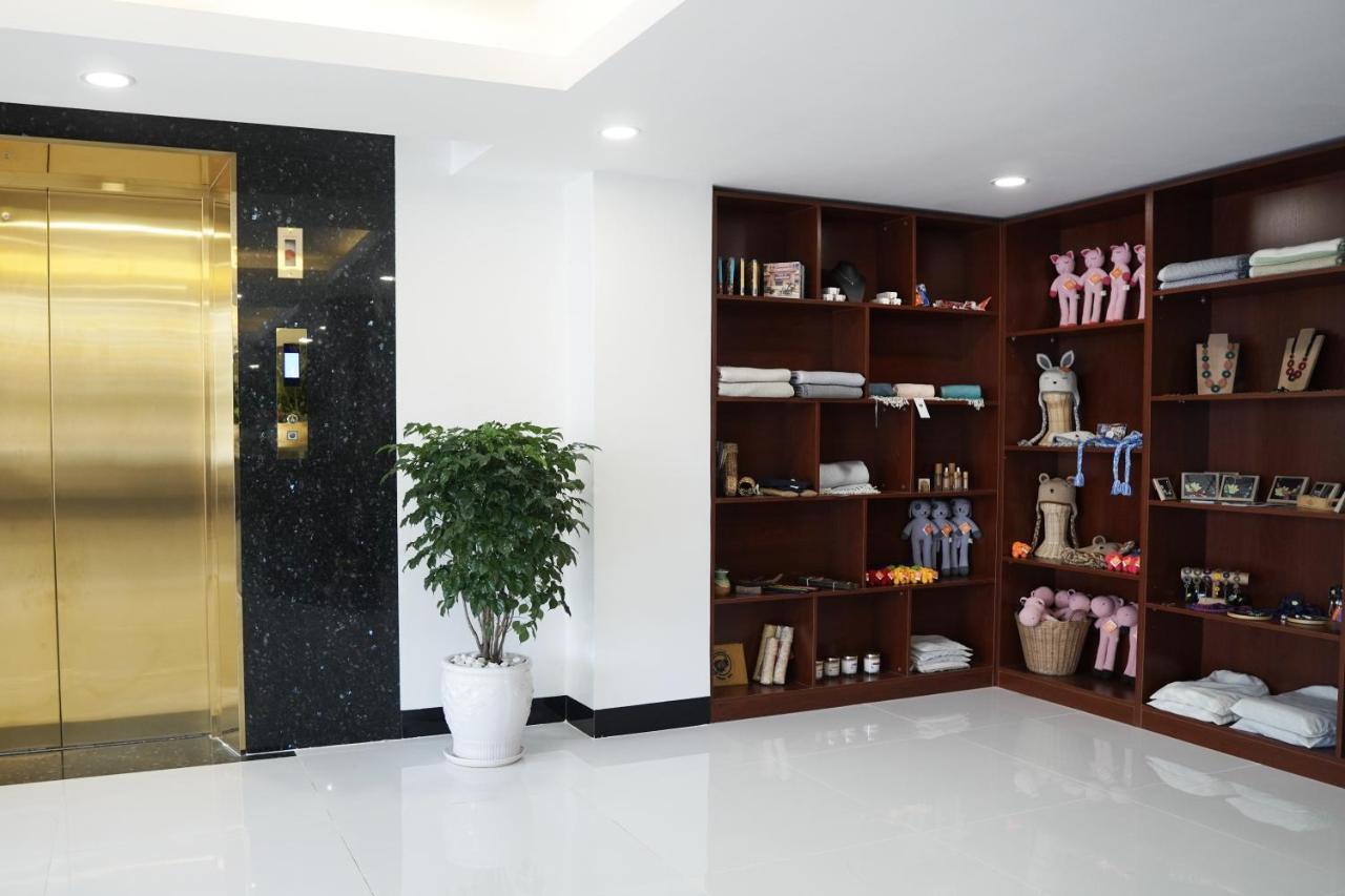 Apple Hotel Three - Near Pnh Airport Phnom Penh Exterior foto